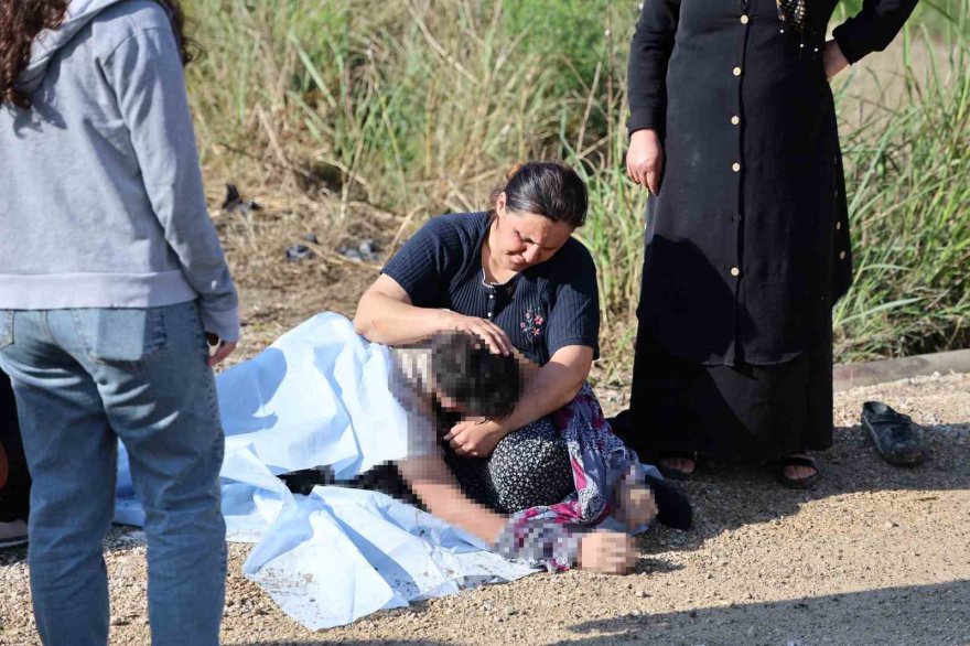 Acılı anne boğularak ölen oğlunun başını son kez okşadı