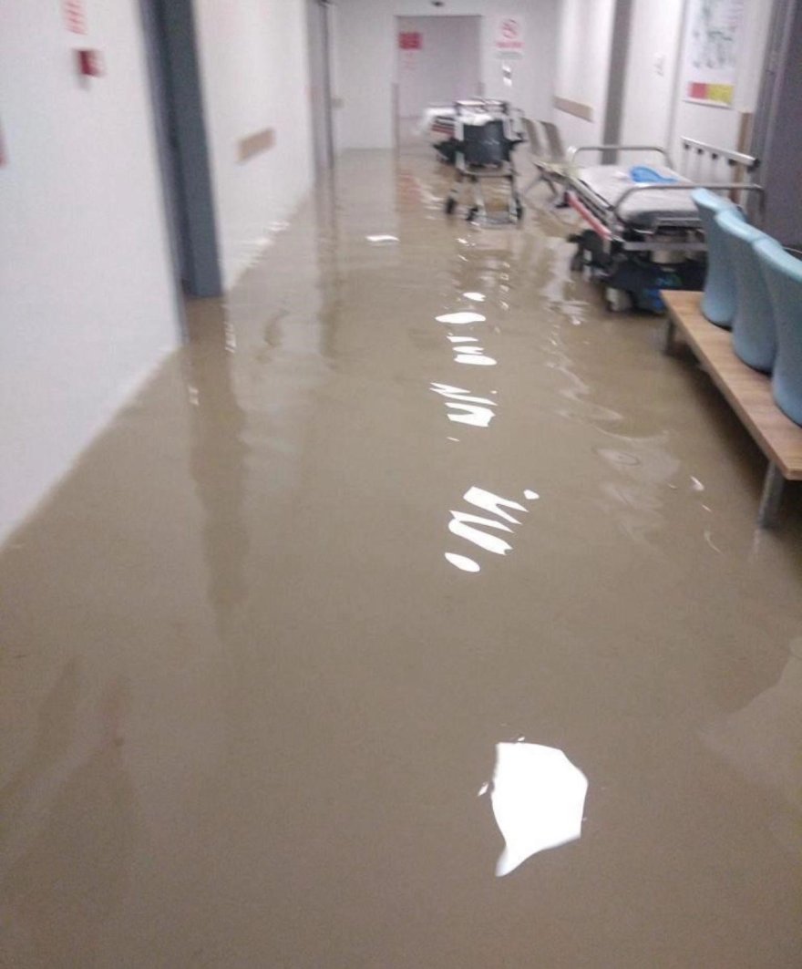 Adana’da sağanak etkili oldu, hastaneyi su bastı