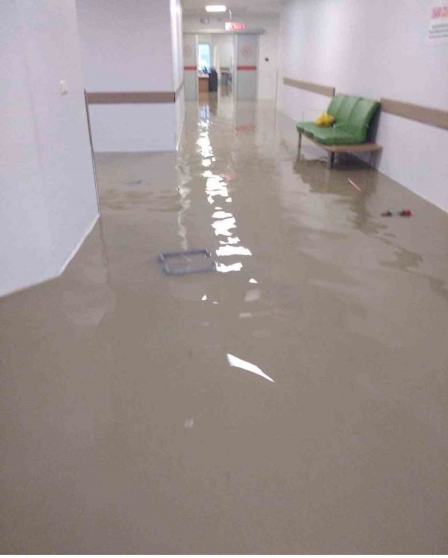 Adana’da sağanak etkili oldu, hastaneyi su bastı