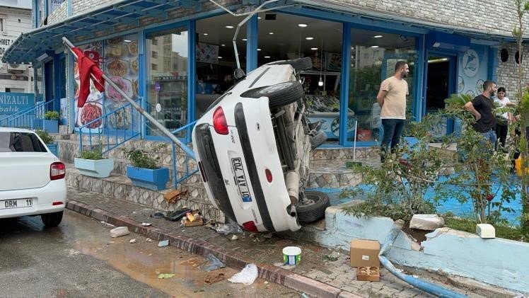 Direksiyon hakimiyetini kaybeden otomobil balıkçıya çarptı: 2 yaralı