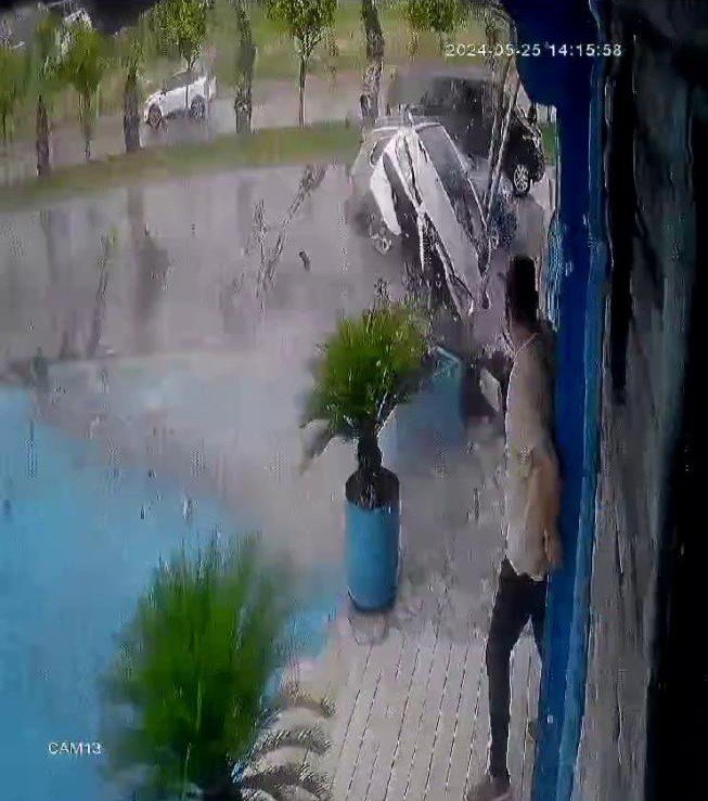 Direksiyon hakimiyetini kaybeden otomobil balıkçıya çarptı: 2 yaralı