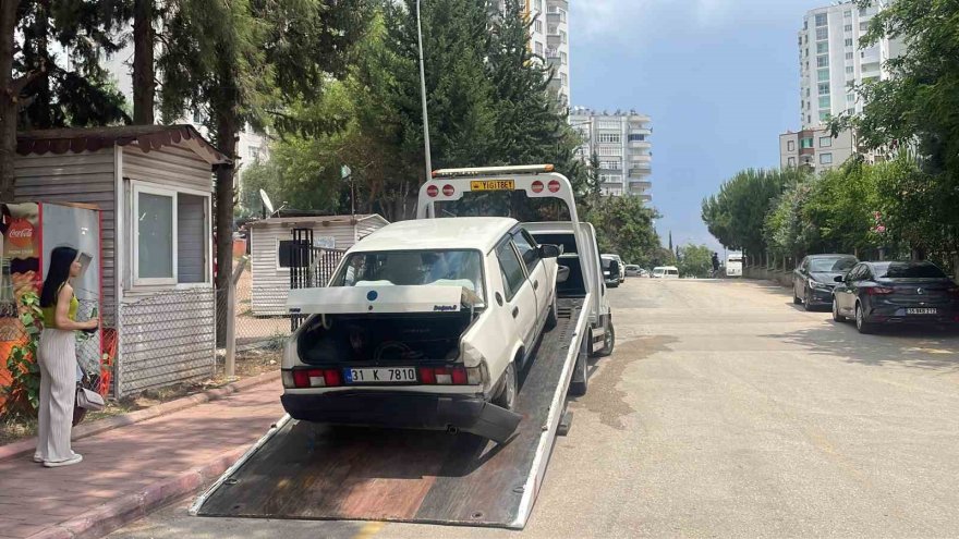 Freni tutmayan tır, çocuk parkı önündeki araçlara çarparak durabildi