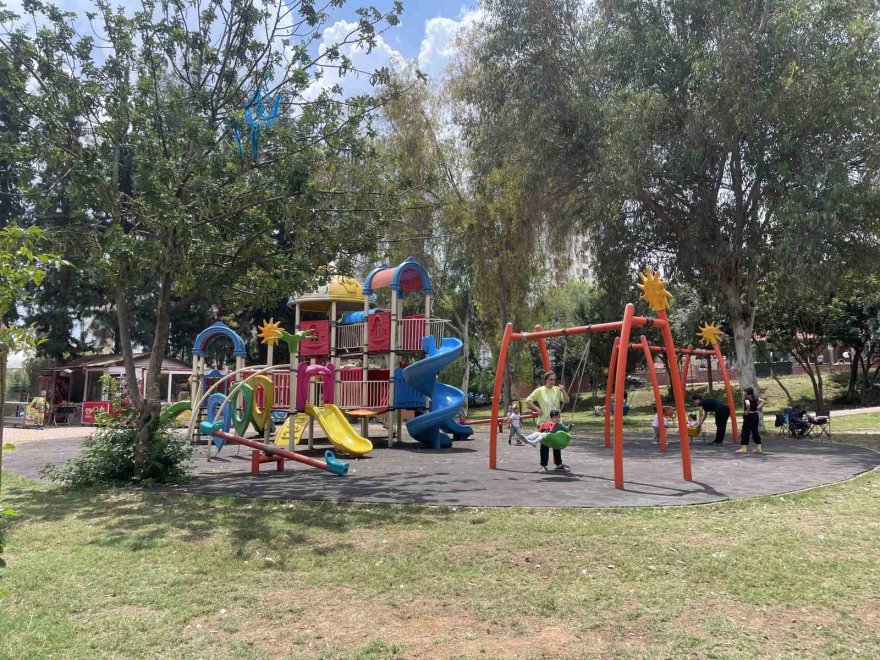 Freni tutmayan tır, çocuk parkı önündeki araçlara çarparak durabildi