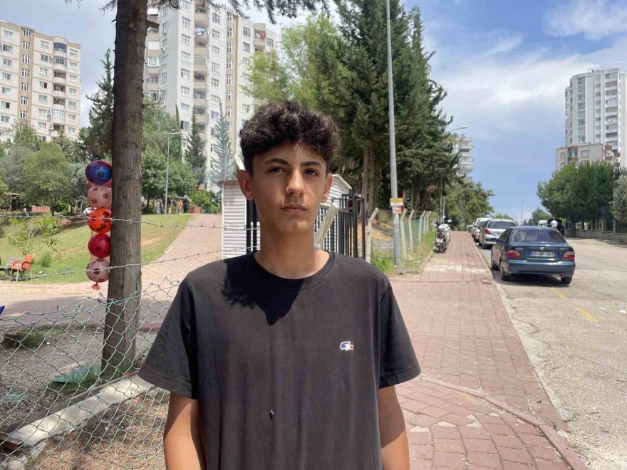 Freni tutmayan tır, çocuk parkı önündeki araçlara çarparak durabildi