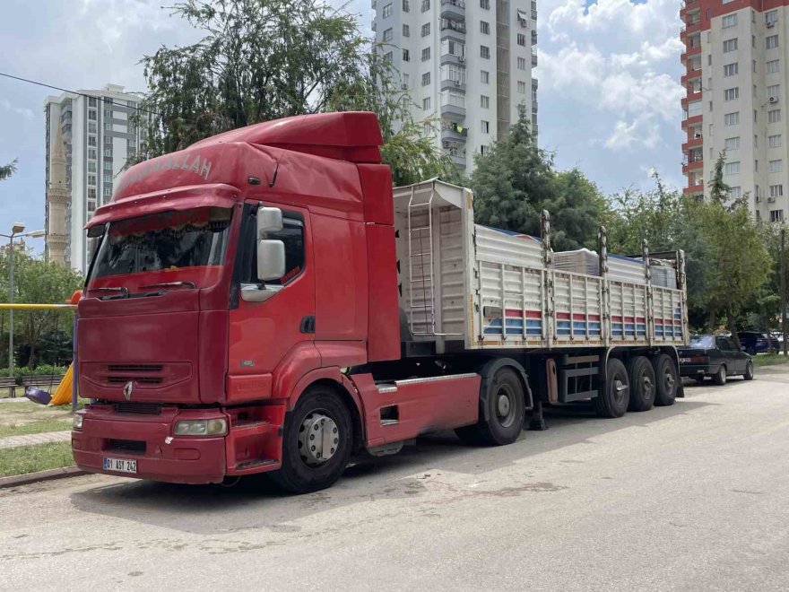 Freni tutmayan tır, çocuk parkı önündeki araçlara çarparak durabildi