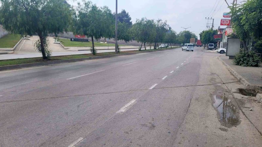 Adana’da öğretmenin öldüğü yola mahalleli üst geçit istiyor