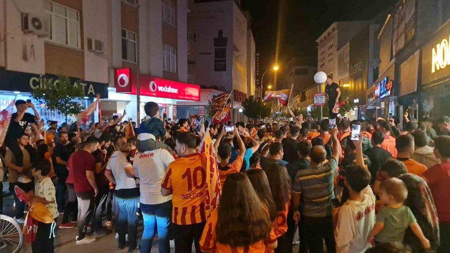 Adana’da şampiyonluk kutlamalarında arbede