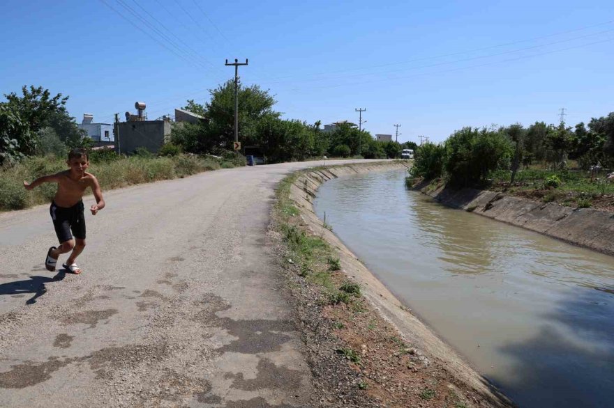 Çocuklar serin olduğu için sulama kanalını tercih ediyor