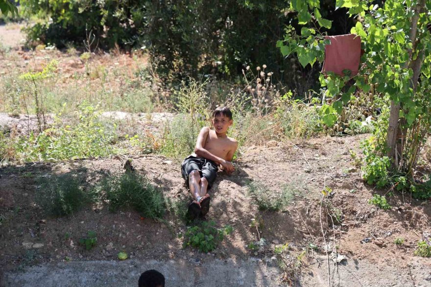 Çocuklar serin olduğu için sulama kanalını tercih ediyor