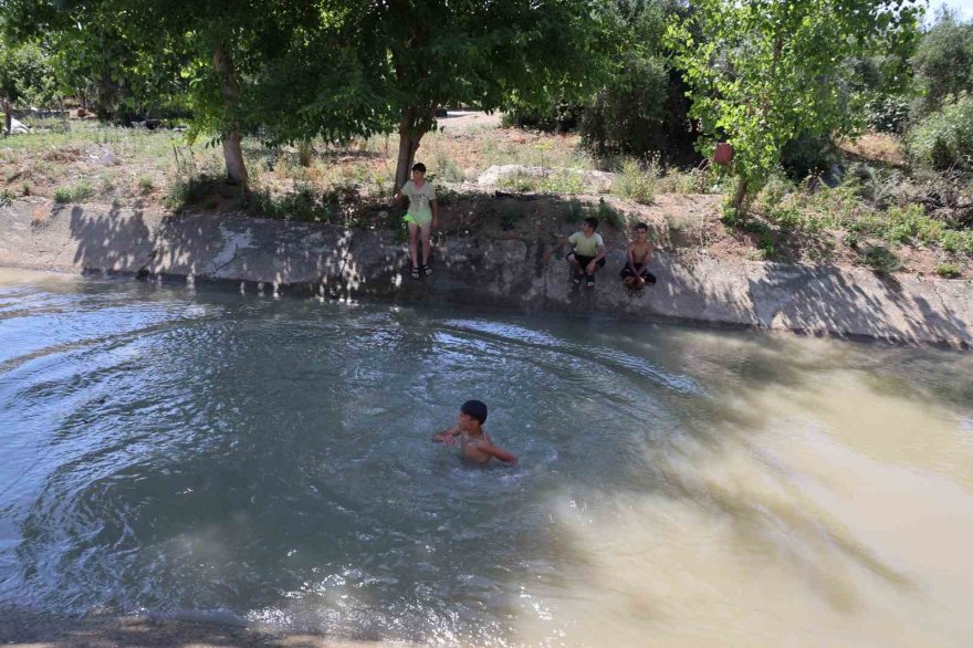 Çocuklar serin olduğu için sulama kanalını tercih ediyor