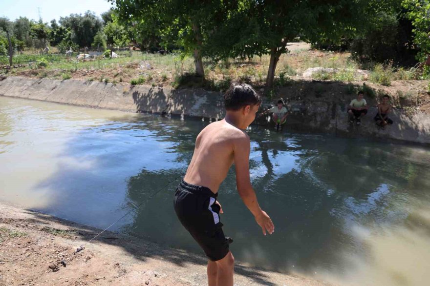 Çocuklar serin olduğu için sulama kanalını tercih ediyor