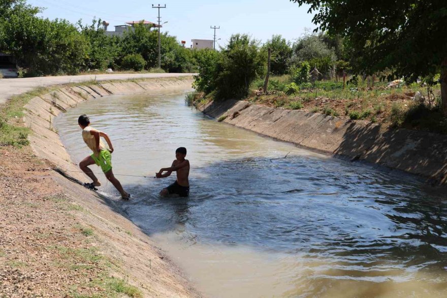 Çocuklar serin olduğu için sulama kanalını tercih ediyor