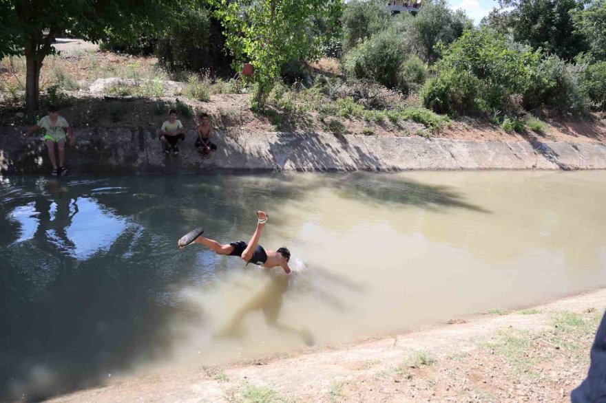Çocuklar serin olduğu için sulama kanalını tercih ediyor