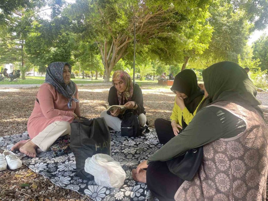 Çocuklar içeride, anneler dışarıda terledi