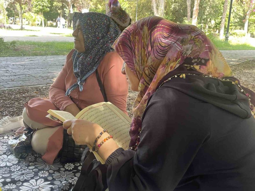 Çocuklar içeride, anneler dışarıda terledi