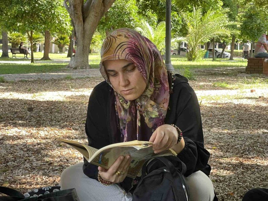 Çocuklar içeride, anneler dışarıda terledi