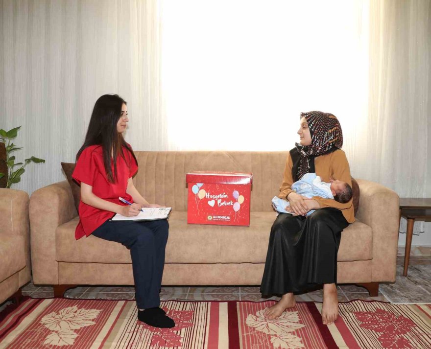 Bebeğe ilk hediye Yüreğir Belediyesinden