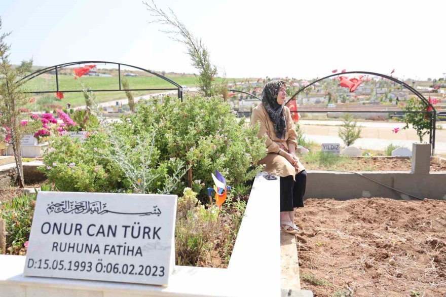 Depremde oğlunu kaybeden anne, mezarı başında gözyaşlarına boğuldu