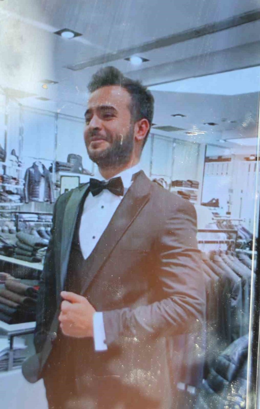 Depremde oğlunu kaybeden anne, mezarı başında gözyaşlarına boğuldu