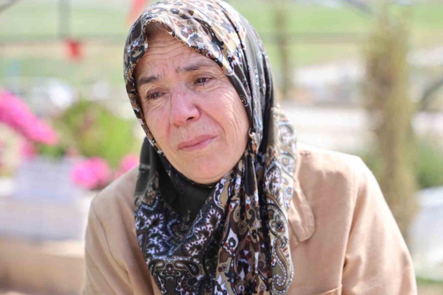 Depremde oğlunu kaybeden anne, mezarı başında gözyaşlarına boğuldu