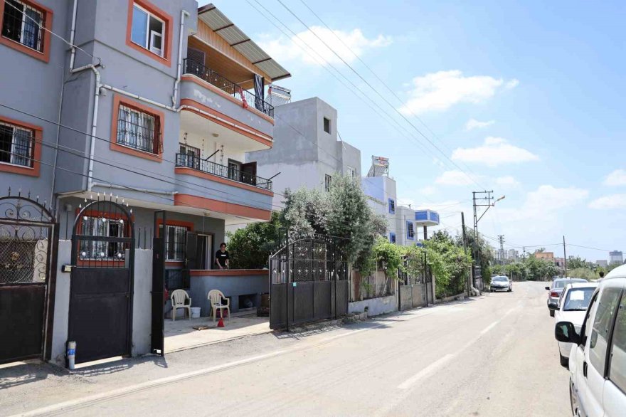 Mahallenin her sokağında su var, tek bu sokakta yok