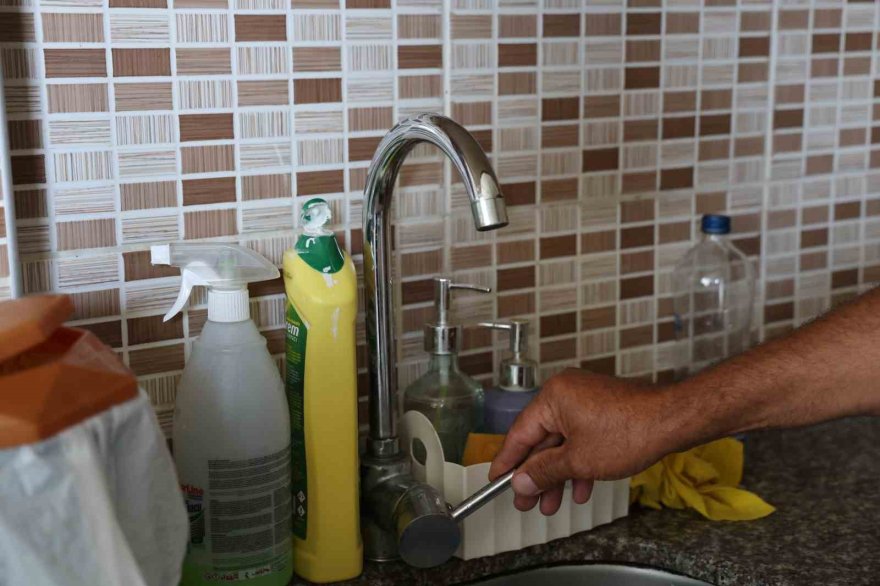 Mahallenin her sokağında su var, tek bu sokakta yok