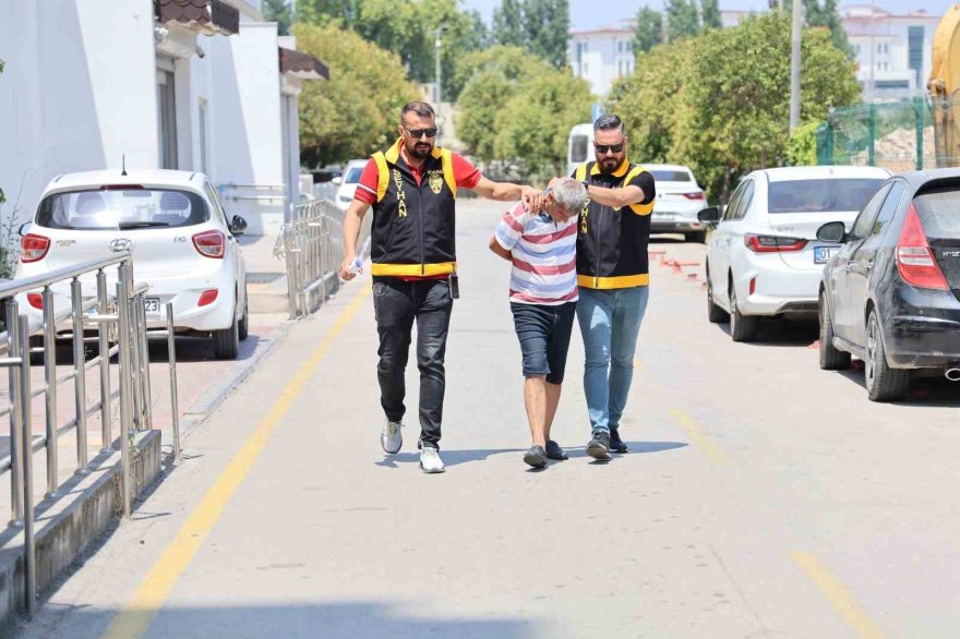 Mühür bozma suçundan aranıyordu, evinde cephanelik çıktı