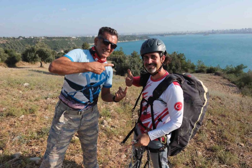 Bir bardak su ve bir muz ile 13 saat havada kaldı