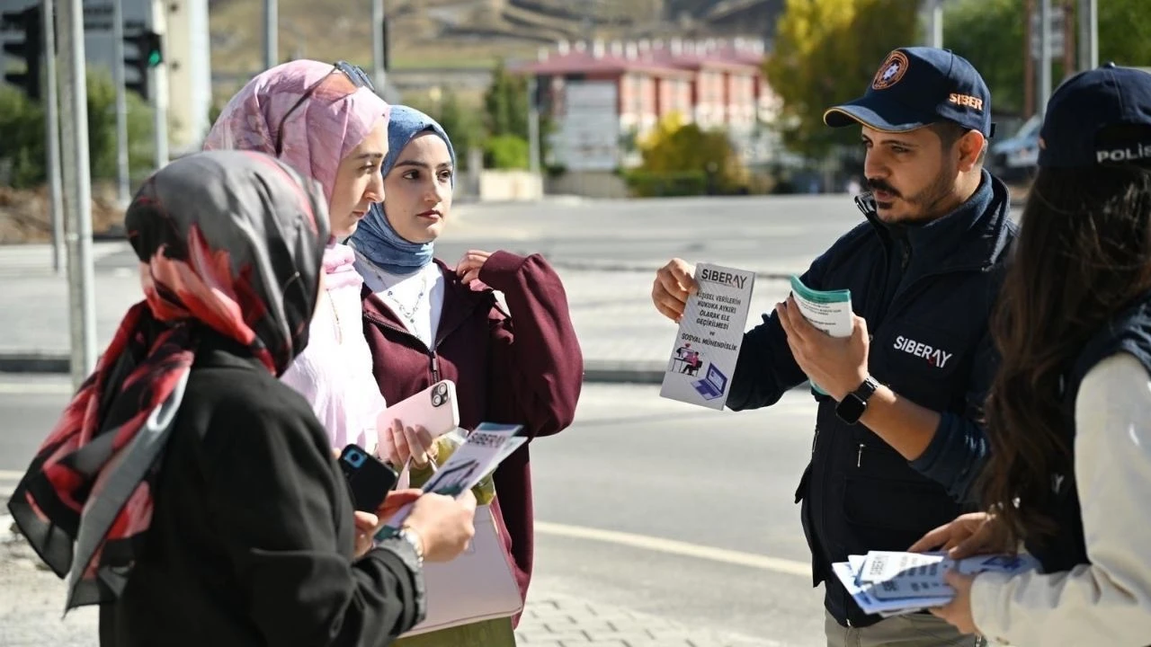 adana-emniyetinden-sucla-mucadelede-farkindalik-calismasi.webp