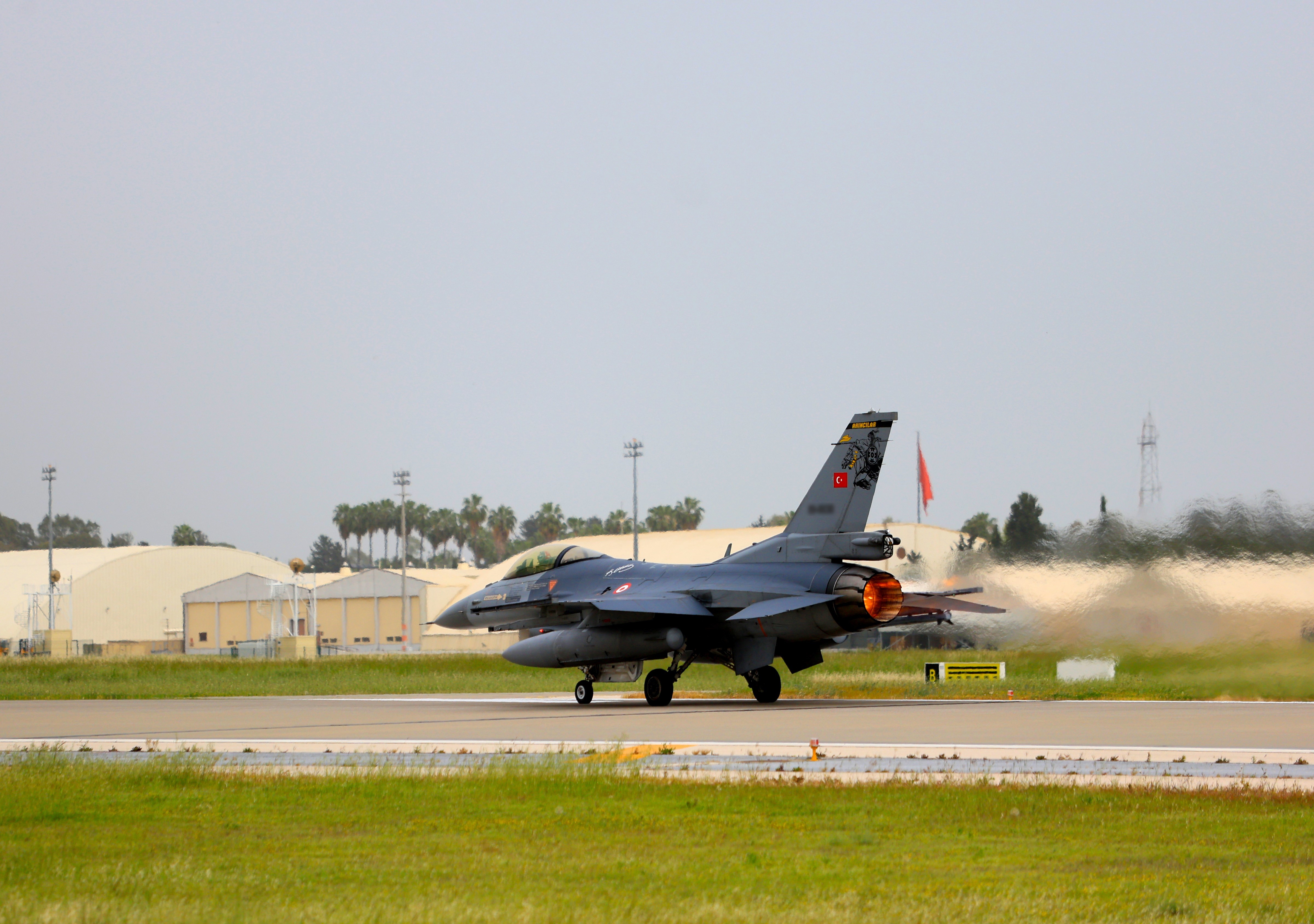 aw803506-04.jpg