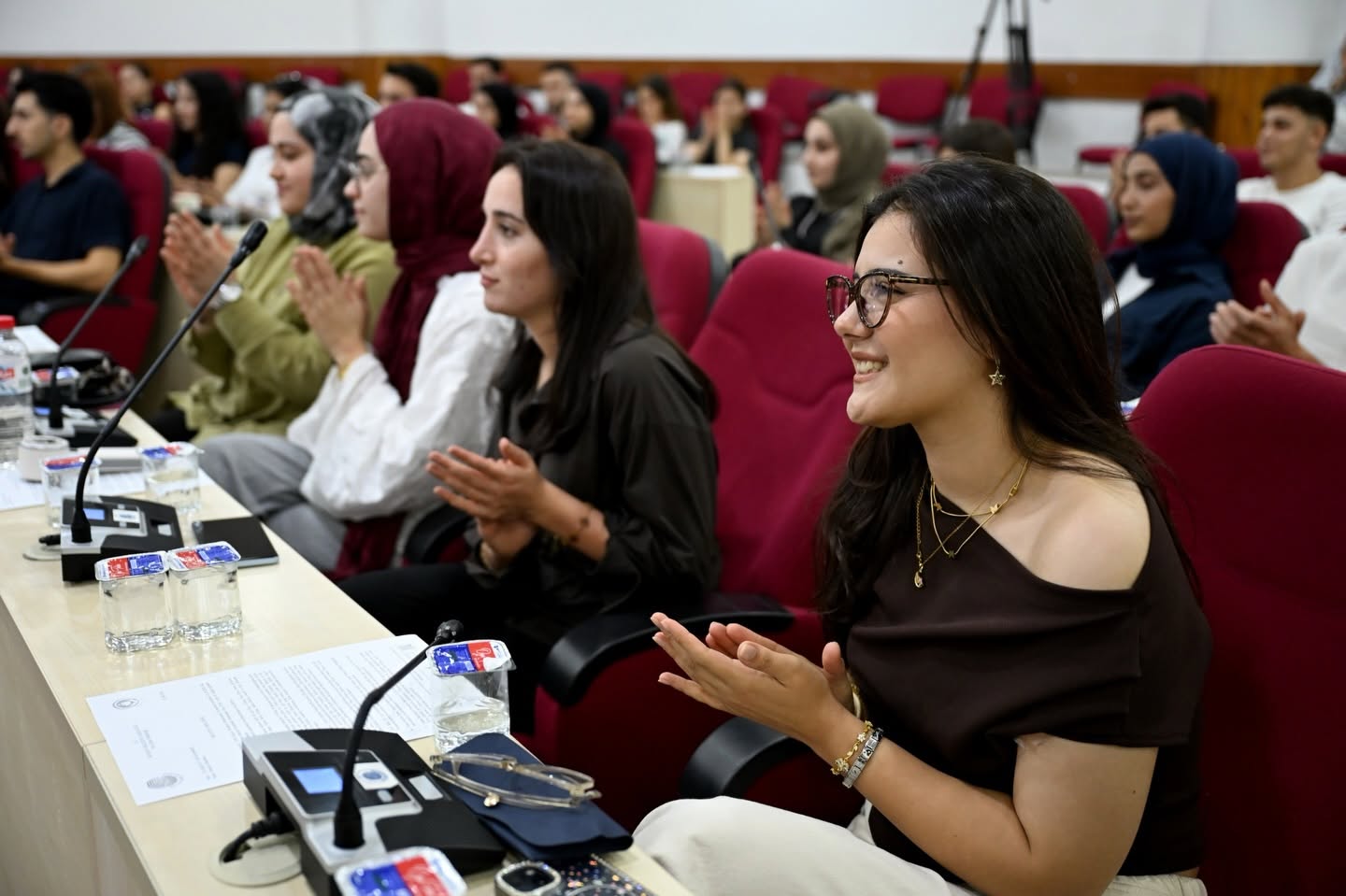 baskan-vekili-hasibe-akkan-universiteliler-ile-bulustu-2.jpg