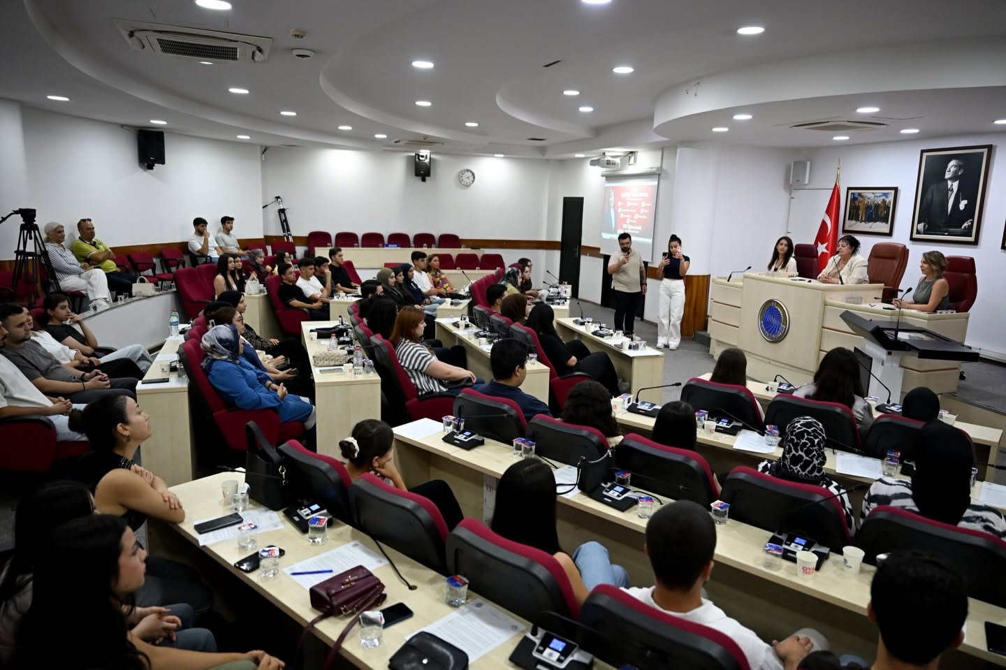 baskan-vekili-hasibe-akkan-universiteliler-ile-bulustu-6.jpg