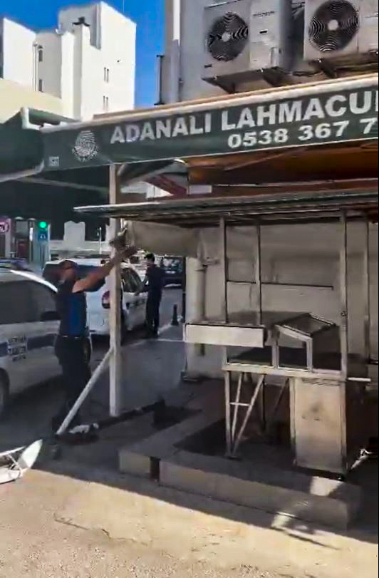 cocugu-icin-lahmacun-almak-isteyen-kadin-1439713-428085.jpg