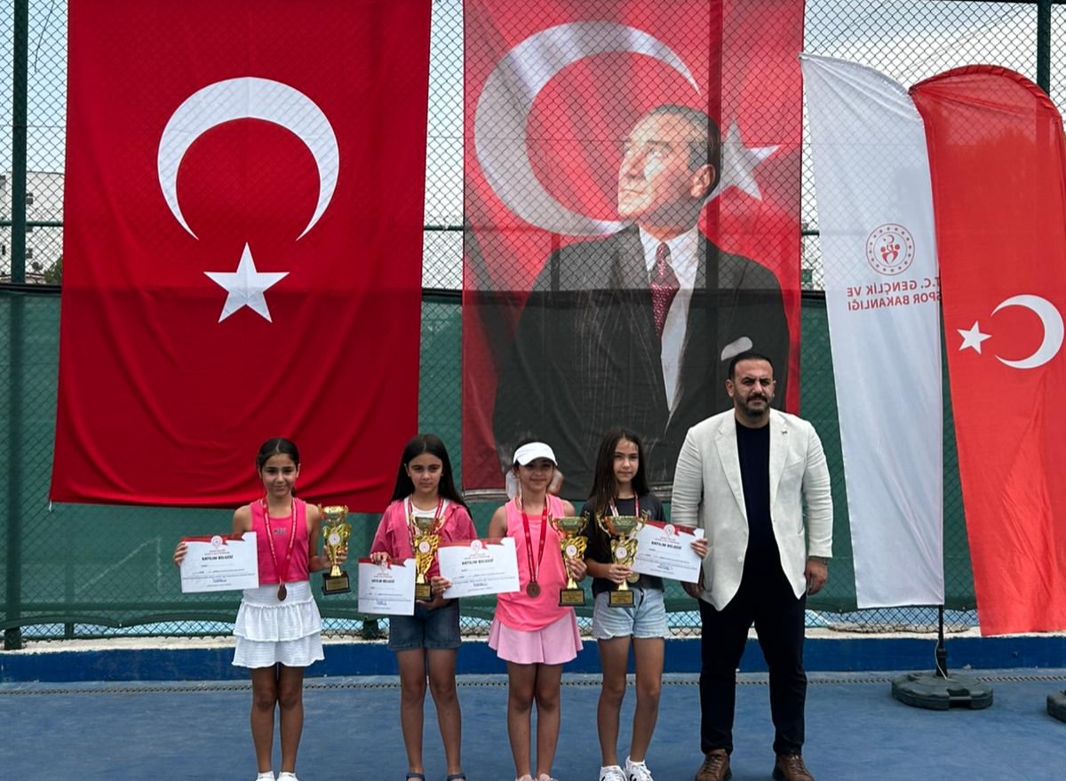 cukurova-tenis-kortlarinda-duzenlenen-adana-yaz-kupasi-tenis-turnuvasi-ve-analig-tenis-il-secmel.jpg