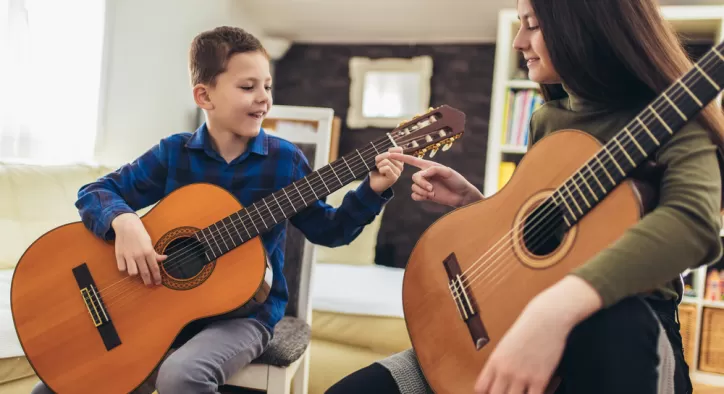 gitar-hangi-elle-calinir-724x394.webp