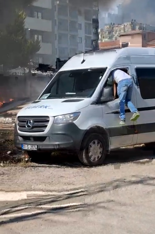 mahalleli-seferber-oldu-minibusu-yanmak-1363285-404707.jpg