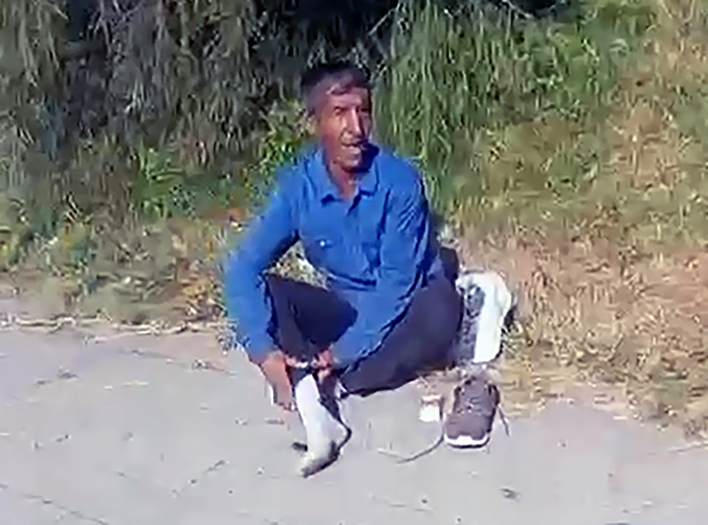 nehirden-cikardiklari-yilanin-basini-ezi-1350689-401047.jpg