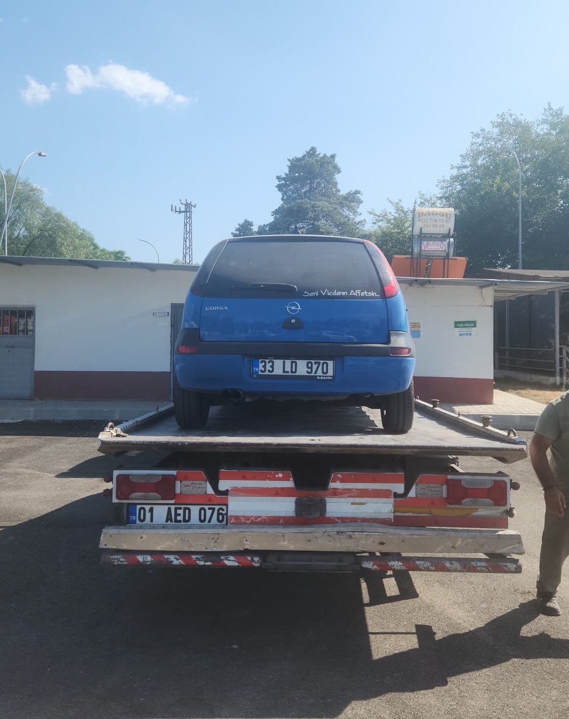 otomobili-dans-ederek-kullanan-surucuye-1431827-425566.jpg