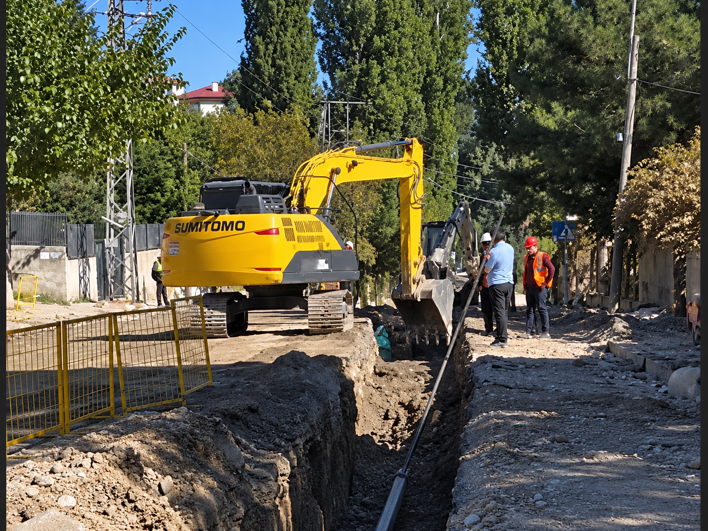 sehir-icinde-sumitomo-ekskavatorle-kazi.png