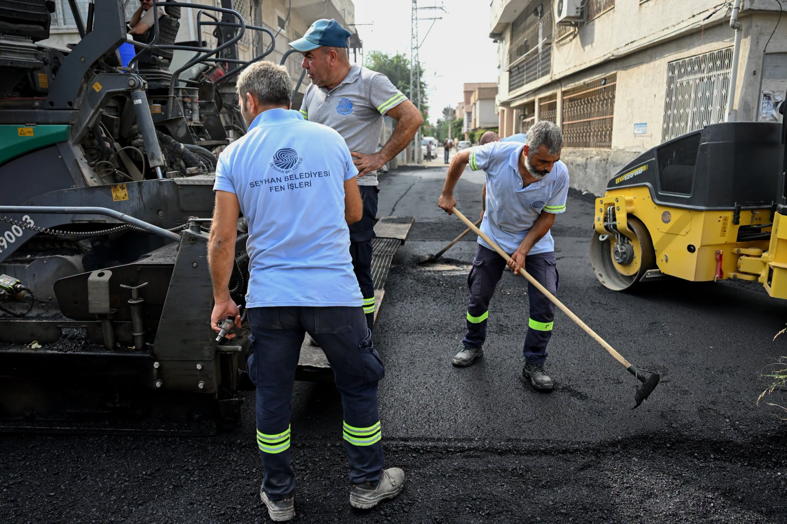 seyhanda-asfalt-mesaisi-devam-ediyor-3.jpg