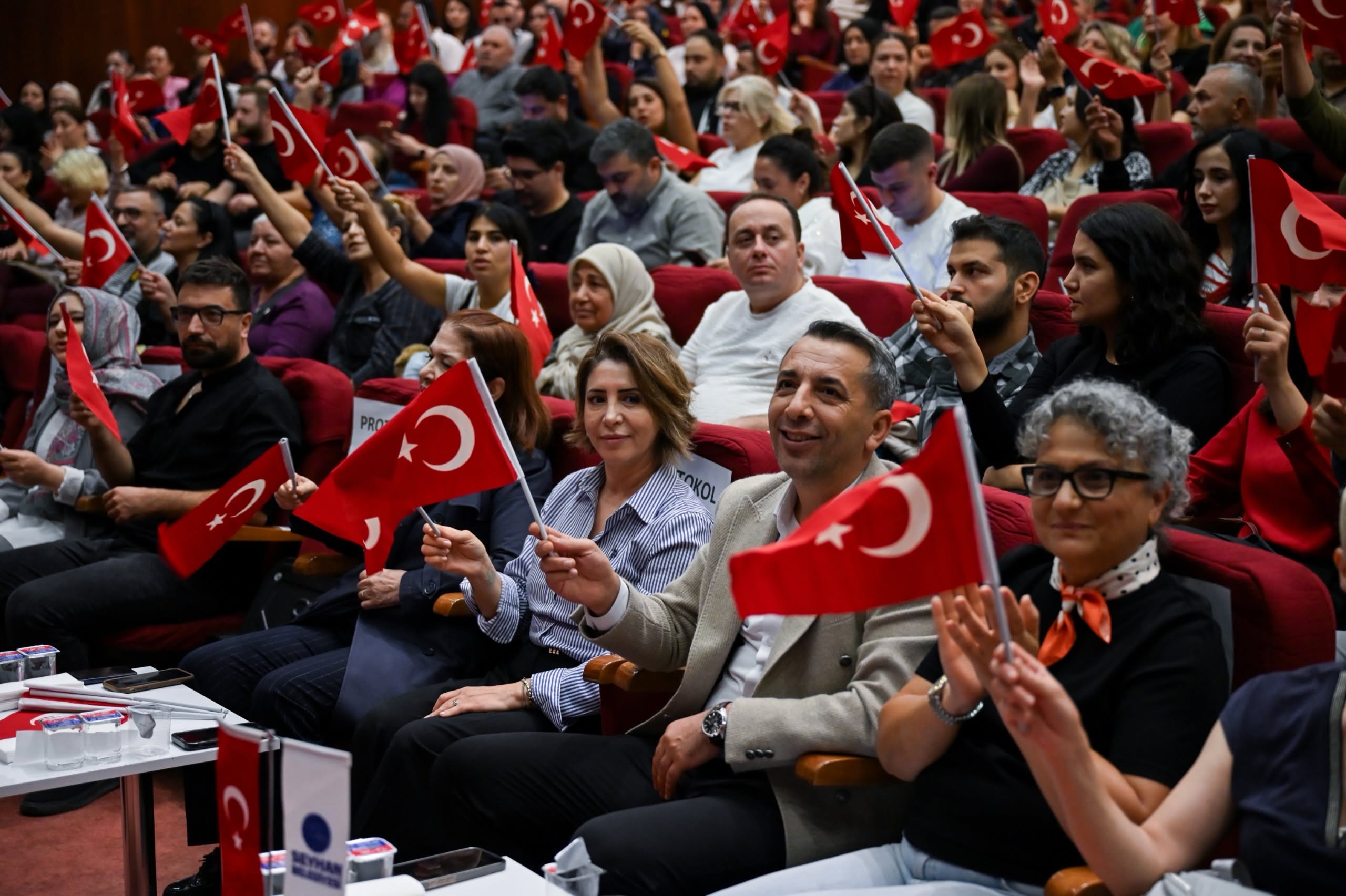 seyhanda-cumhuriyet-coskusu-miniklerin-gulusleriyle-renklendi-2.jpg
