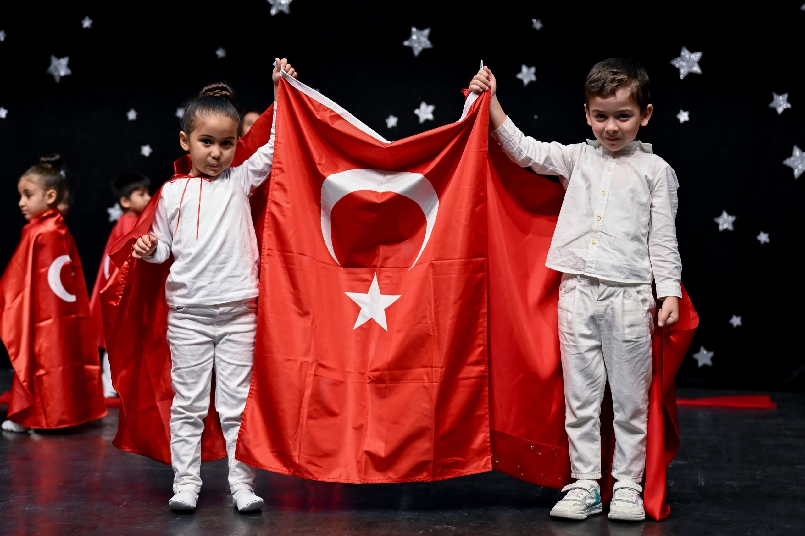 seyhanda-cumhuriyet-coskusu-miniklerin-gulusleriyle-renklendi-4.jpg
