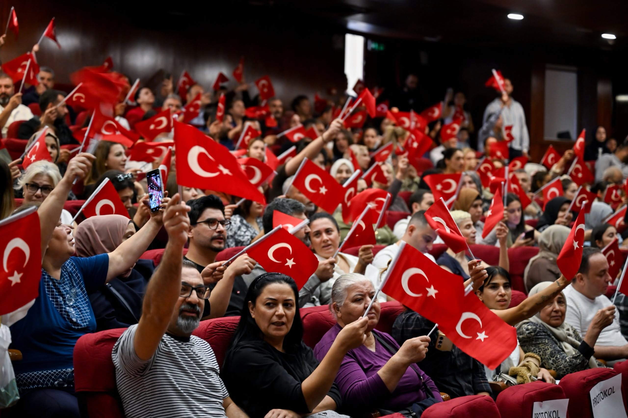 seyhanda-cumhuriyet-coskusu-miniklerin-gulusleriyle-renklendi-6.jpg