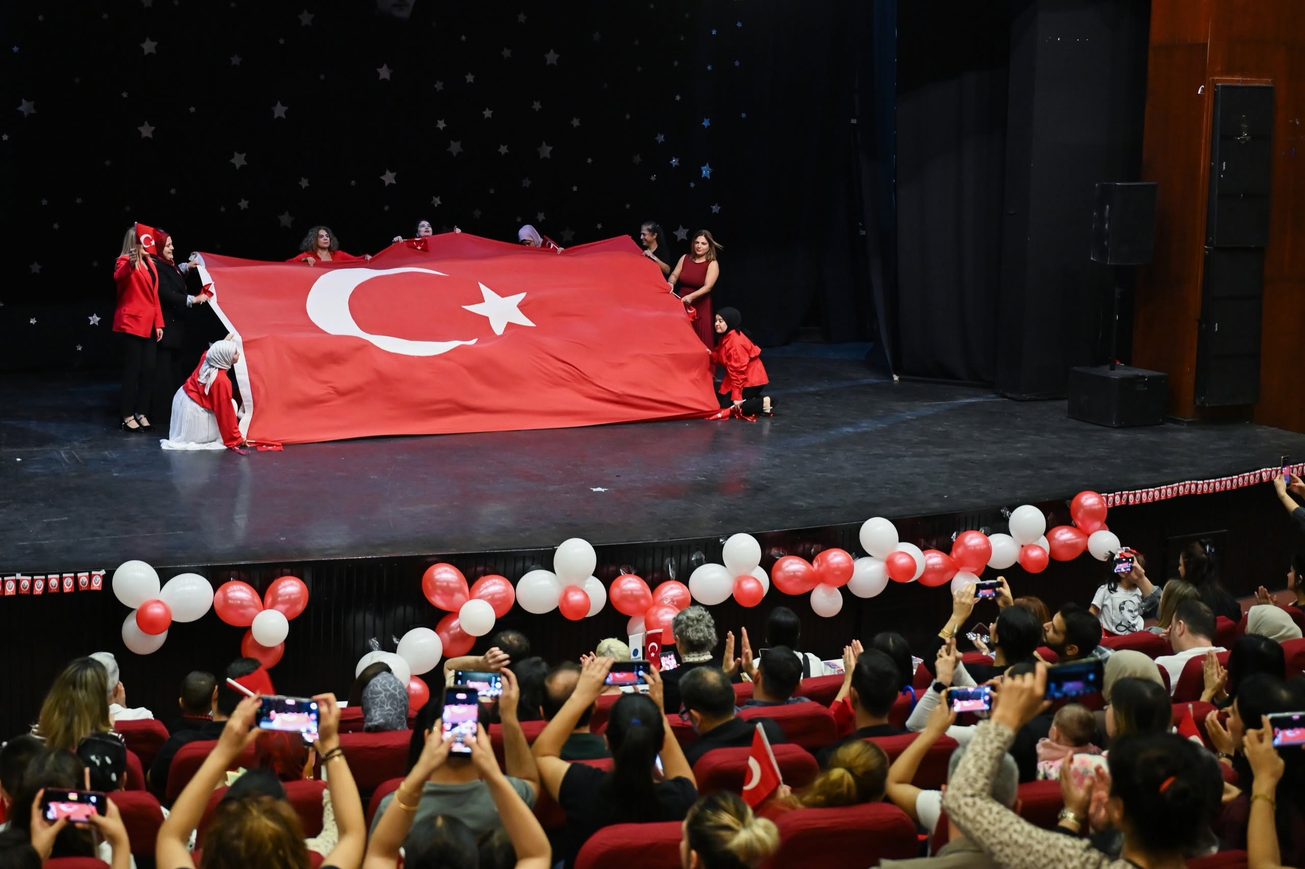 seyhanda-cumhuriyet-coskusu-miniklerin-gulusleriyle-renklendi-9.jpg