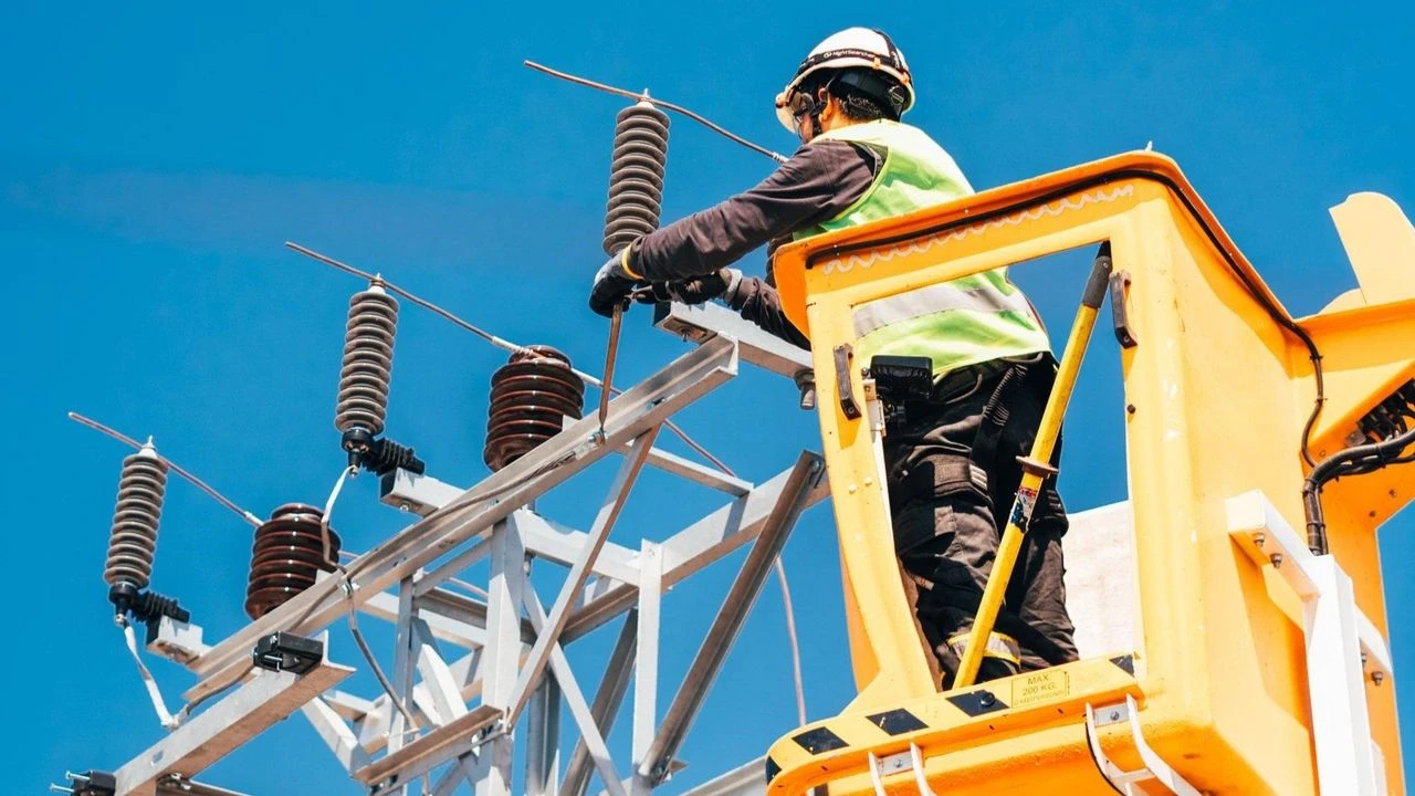 tedastan-adanada-sik-sik-kesilen-elektrikler-sebebiyle-50-bin-hanede-kalici-cozum-1.webp