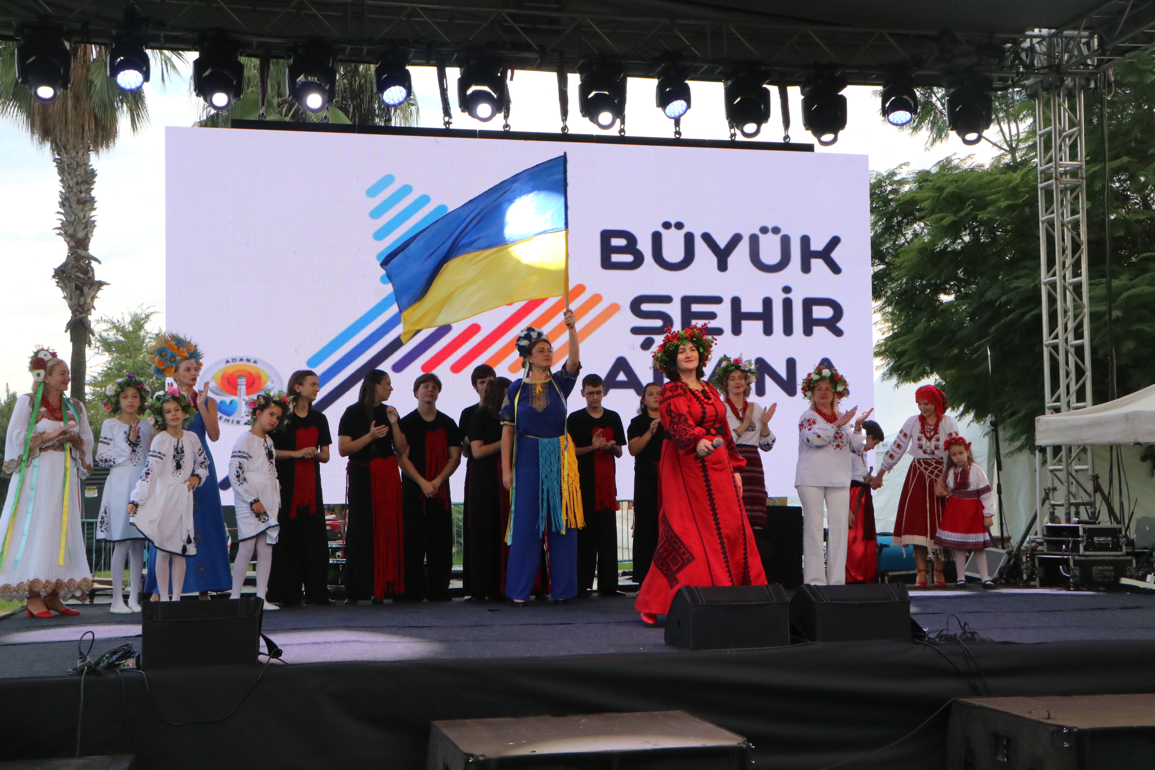 ukraynalilarin-gosterileri-adana-genclik-1584486-471170.jpg