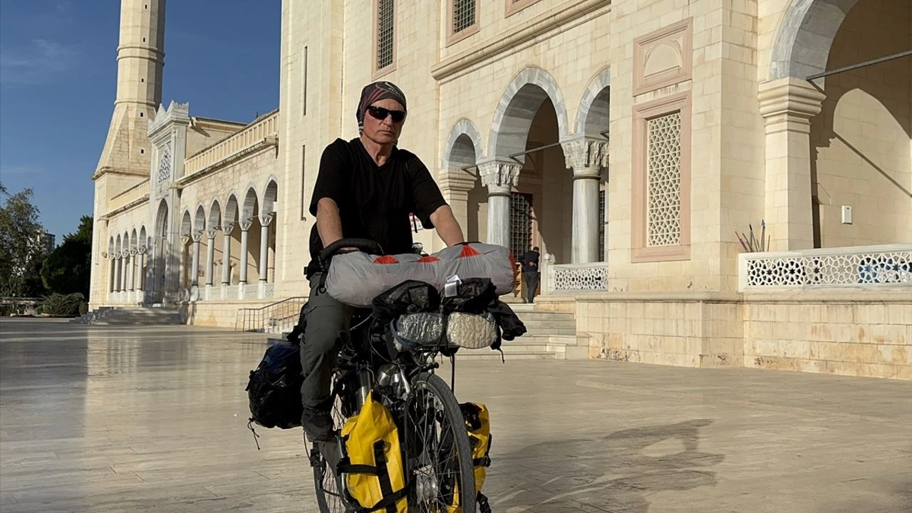 umreye-gitmek-icin-balikesirden-bisikletiyle-yola-cikan-kisi-adanaya-ulasti.webp