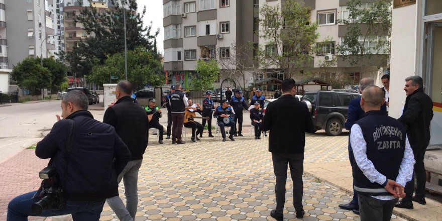 Adana zabıtasından mini mahalle konseri